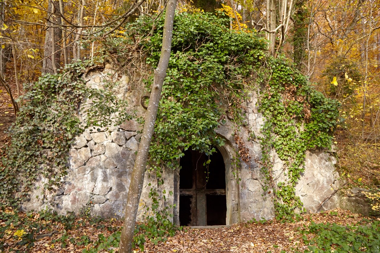 Das Tor zur Unterwelt: Gruft und Friedhof der Burg Dalbenden (Kall)