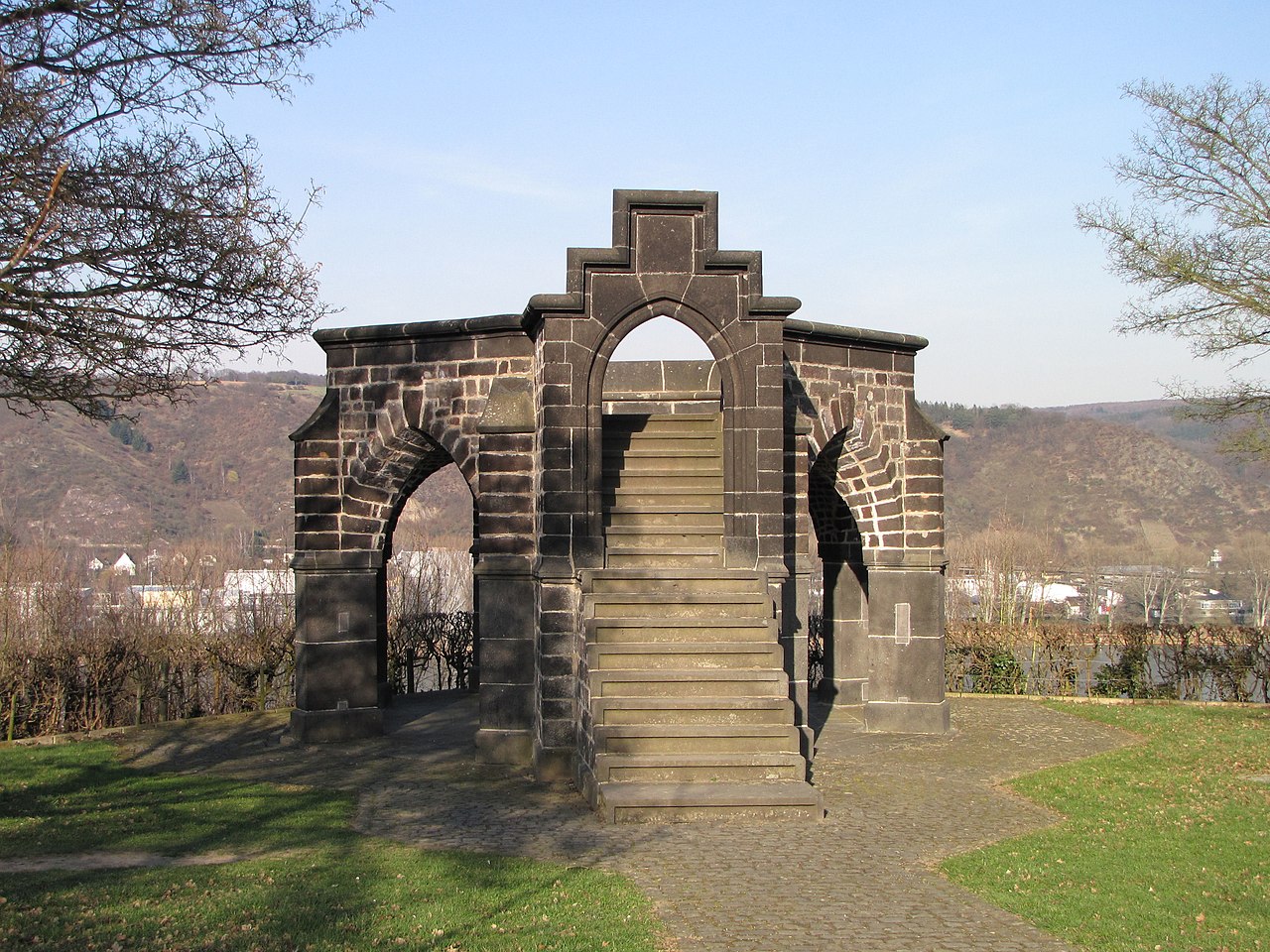Vergessene Gedenkorte am Mittelrhein – Vom Königsstuhl zum Generalsgrabmal 